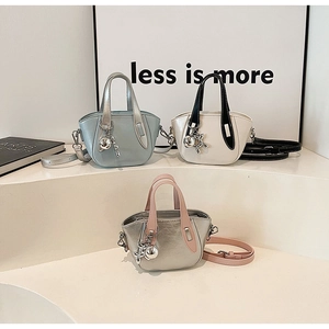 Trois mini sacs trapèze en cuir PU bleu, blanc et argent avec breloques chien en métal