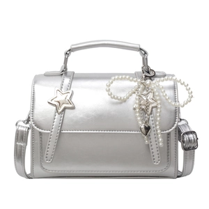 Sac bandoulière argenté avec nœud en perles et breloque en forme d'étoile