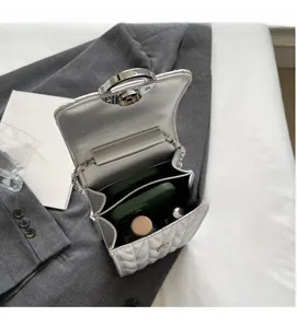 Vista interna che mostra la capacità della borsa trapuntata argento con catena e chiusura