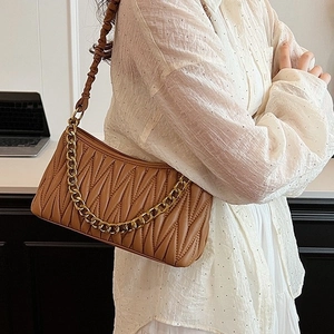 Sac bandoulière matelassé marron en cuir avec chaîne dorée et design plissé chic