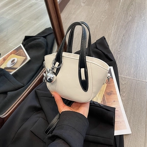 Sac À Main En Cuir PU Design Niche Femmes Métallique Couleur Contrastée Sac À Bandoulière Avec Pendentif Chien Ballon
