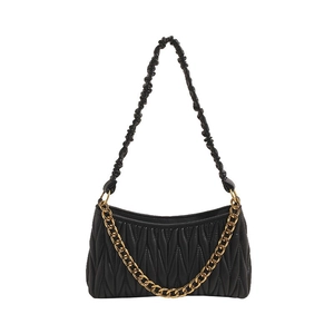 Sac baguette noir matelassé élégant avec chaîne dorée pour un style de mode luxueux chic