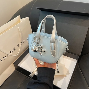 Mini sac à main bleu clair avec poignée argentée et pendentif chien ballon cadeau