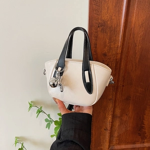 Sac à main élégant en cuir PU beige avec poignées noires et breloque animal argentée
