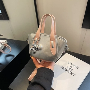 Mini sac à main argenté métallisé avec anses roses et pendentif ours argenté