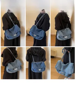 Vues détaillées du sac cabas en jean bleu avec bandoulière chaîne et fermoir pivotant