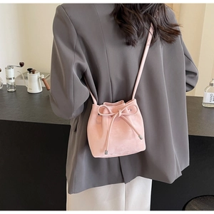 Sac seau rose à cordon avec nœud 3D décoratif et bandoulière élégante chic