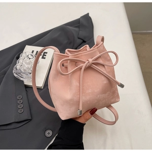 Détail du sac seau rose avec cordon de serrage et nœud décoratif élégant
