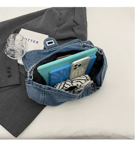 Vue détaillée du sac en jean montrant sa grande capacité pour tablette et accessoires