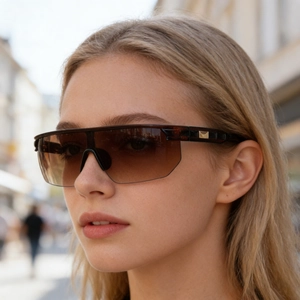 Détails de lunettes de soleil de sport écaille avec verres dégradés et accents dorés