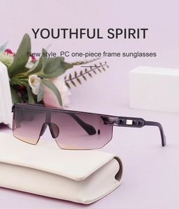 Détail de lunettes de soleil dégradé violet avec accents métalliques dorés sur les branches