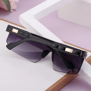 Détail de lunettes de soleil sport avec verres dégradés violets et accent doré