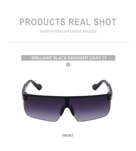 Vue de face de lunettes de soleil de sport noir brillant avec verres dégradés gris larges
