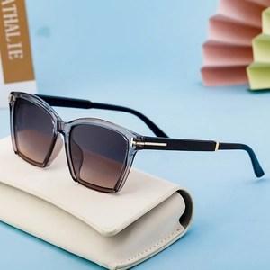 Women's cat eye polarized sunglasses with gradient lenses and golden T-shaped hinges