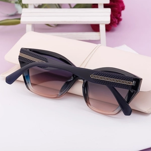 Chic cat eye sunglasses with gradient lenses and luxury gold metal V-pattern detail