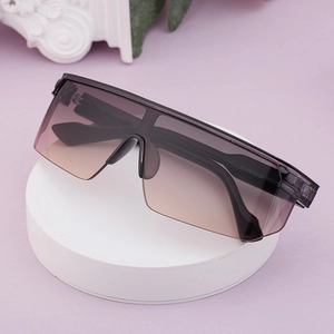 Lunettes de soleil sport sans monture avec verres dégradés sur un support minimaliste