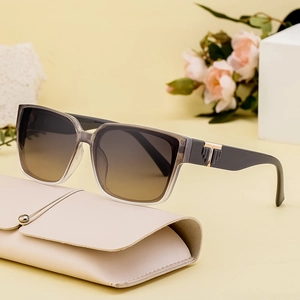 Fashionable square oversized sunglasses with gradient lenses and elegant white leather case