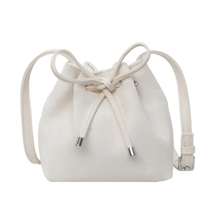 Sac seau minimaliste blanc crème avec cordon de serrage et bandoulière réglable