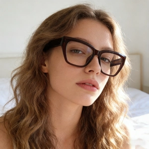 Fashionable cat-eye tortoiseshell optical glasses frame for women in a vintage style