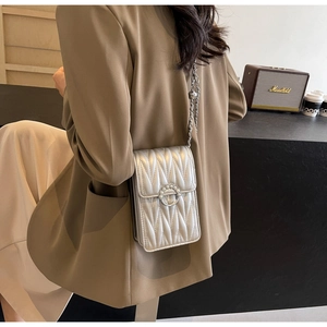 Borsa a tracolla trapuntata argento con fibbia di perle indossata da una modella
