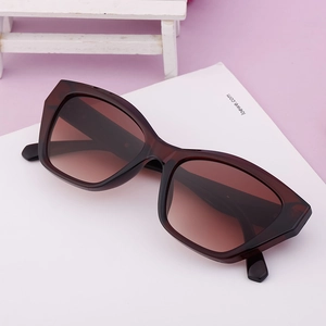 Fashionable brown cat-eye sunglasses with thick tortoise shell frame and gradient lenses