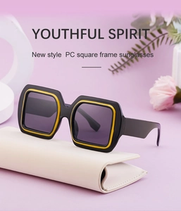 Détail de lunettes de soleil carrées noir et jaune avec un étui en cuir blanc chic