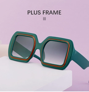 Détail de lunettes de soleil carrées avec monture verte et touches orange contrastées