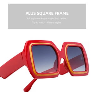 Détail de lunettes de soleil carrées avec monture audacieuse en rouge et jaune