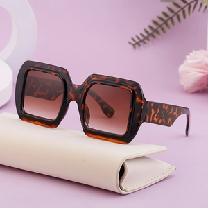 Lunettes de soleil carrées oversize en écailles avec verres dégradés marron et étui
