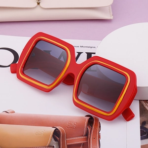 Lunettes de soleil carrées oversize tendance avec monture bicolore rouge jaune et verres gris