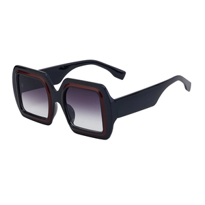 Lunettes de soleil carrées oversize chic avec monture bicolore noir et rouge et verres dégradés