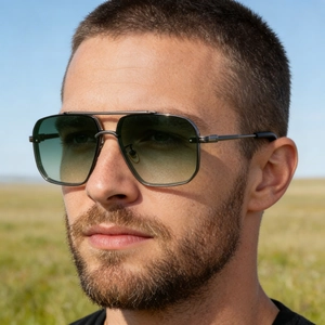 Nahaufnahme der quadratischen Metall-Sonnenbrille mit Verlaufsgläsern an einem Mann