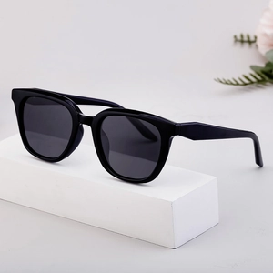 Classic black square polarized sunglasses for women with elegant cat-eye frame design