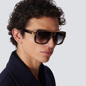 Détail de lunettes de soleil carrées noir et or avec des verres dégradés élégants