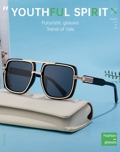 Détail de lunettes de soleil carrées noires avec décor doré et étui en cuir crème chic