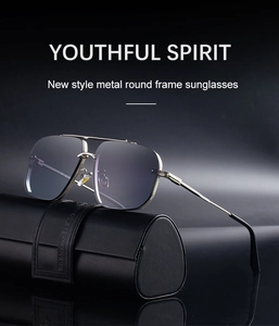 Silberne runde Metallsonnenbrille mit blau-violetten Verlaufgläsern auf Lederetui