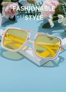 Détail de lunettes de soleil carrées vintage avec monture blanche et verres jaunes