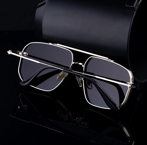 Elegante quadratische randlose Sonnenbrille mit silberner Doppelbrücke auf dunklem Grund
