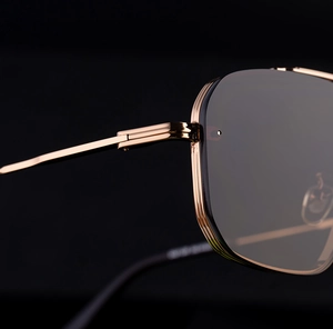 Details des roségoldenen Metallscharniers und der Rahmenstruktur der Sonnenbrille