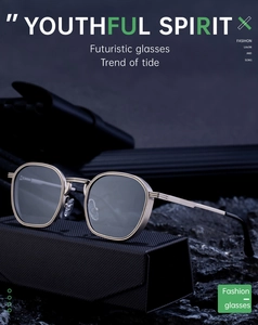 Vue détaillée des lunettes de soleil carrées en métal avec charnières à ressort sur pierre