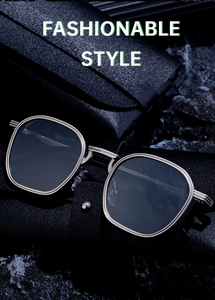 Lunettes de soleil carrées en métal avec verres foncés sur un étui en cuir noir texturé