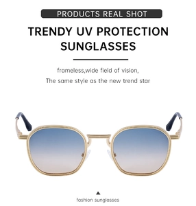Détail des lunettes carrées en métal doré avec verres dégradés bleu-rose et protection UV