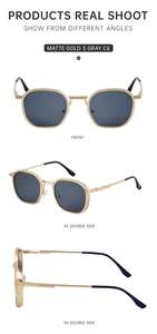 Vues détaillées de lunettes de soleil carrées or mat avec verres gris et branches texturées