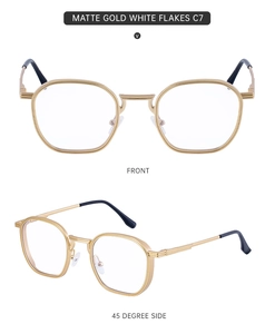 Détail de lunettes carrées en métal doré mat avec embouts noirs et verres transparents