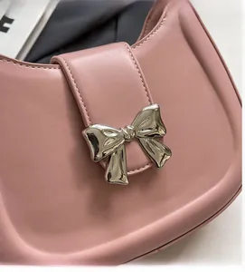 Detail der rosa Kunstledertasche mit einer polierten silbernen Metall-Schleifenschließe