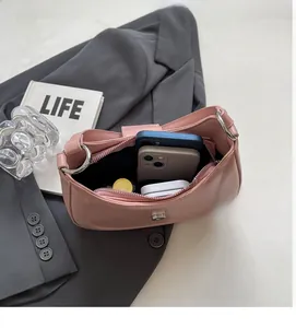 Geräumiges Innenfach der rosa Leder-Achseltasche mit Reißverschluss und Silberdetails