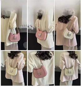 Collage aus rosa und beigen Halbmond-Taschen mit Metallschleife, an einem Model präsentiert