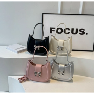 Kollektion minimalistischer Halbmondtaschen in Schwarz, Weiß, Rosa und Silber mit Schleife