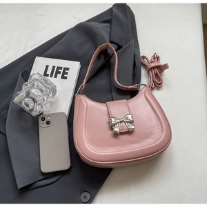 Details der rosa französischen Hobo-Tasche mit silberner Schleifenschnalle und matter Textur