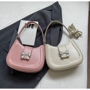 Details von rosa und weißen Halbmond-Taschen mit Metall-Schleife und abnehmbarem Gurt